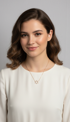 שרשרת מגן דוד זהב - דוגמנית עם מוצר